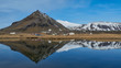 Spiegelung der Berge im See in Island Snaefellsness
