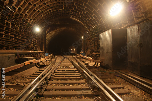 Obraz Metro  jasno-oswietlone-rozwidlenie-kolejowe-na-drogach-w-metrze