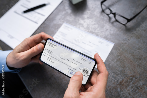 Cuadros en Lienzo Man Taking Photo Of Cheque To Make Remote Deposit