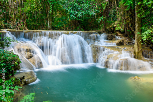 Plakaty wodospad  piekno-natury-wodospad-huay-mae-khamin-w-tropikalnym-lesie-parku-narodowego-kanchanaburi