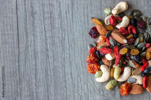 Graines et fruits secs sur fond de bois Poster Mural XXL