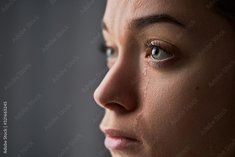Sad Er Relling Foto de Stock Sad desperate crying woman with tears eyes during trouble ...