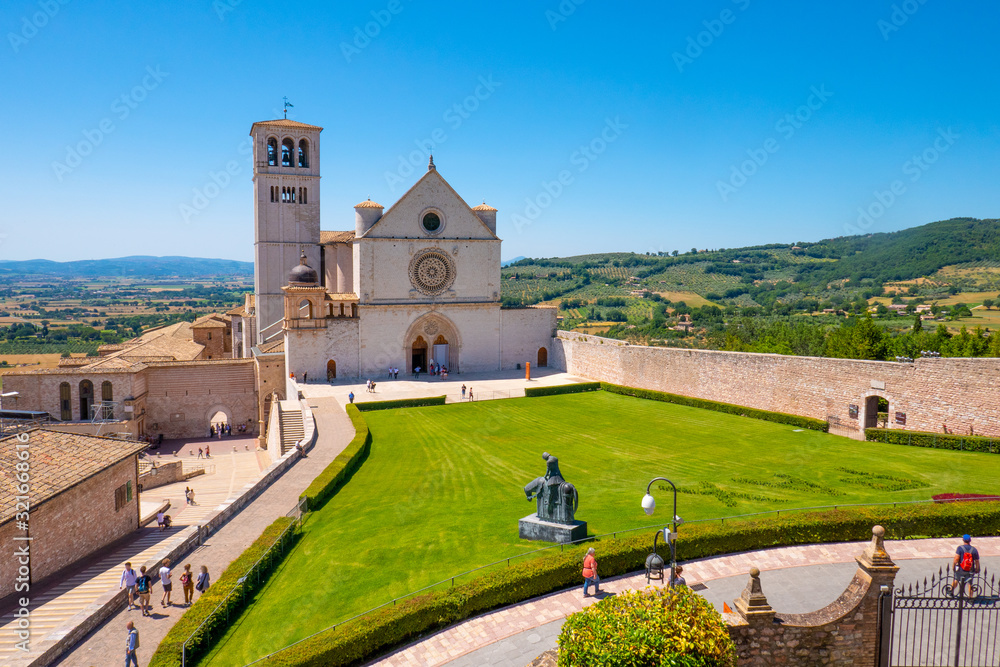 La Basilica di San Francesco ad Assisi, Umbria, Italia, in una soleggiata giornata estiva - obrazy, fototapety, plakaty 