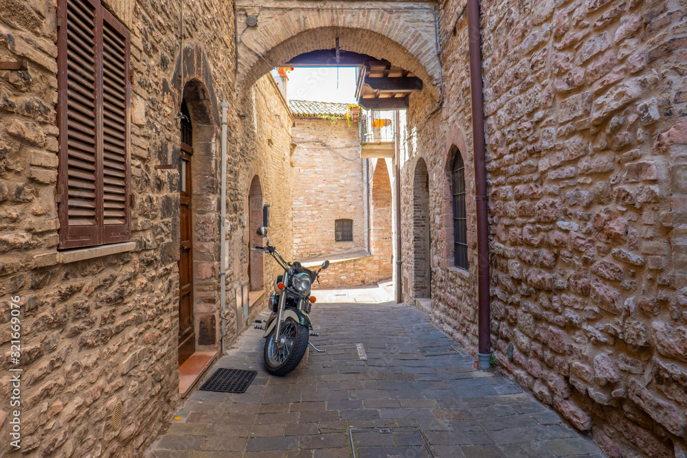 Strade di Assisi, Perugia, Italia, in una soleggiata giornata estiva - obrazy, fototapety, plakaty 