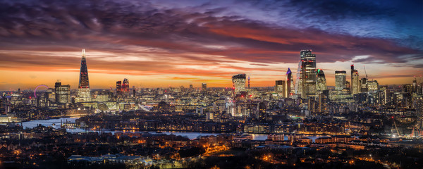 Wall Mural - Weites Panorama der beleuchteten Skyline von London am Abend mit den Wolkenkratzern der City und zahlreichen Touristen Attraktionen, Großbritannien
