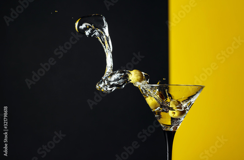 Cuadros en Lienzo Martini with green olives splash.