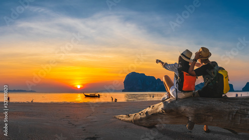 Fotografía Romantic couple traveler joy look beautiful nature at sunset Pak Meng beach Outd