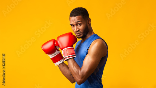 Foto Handsome afro fighter demonstrating classical boxing stance