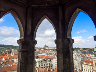 Praga desde los ventanales de una torre medieval