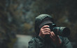 © David - Hombre tomando una fotografía bajo la lluvia