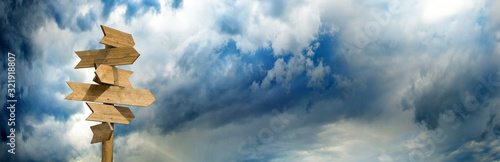 Fotografía image of wooden signposts against the sky