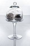 Fototapeta Paryż - Szklana patera z ciastkami na białym tle