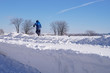 © Unregardphotographie - enfant court dans la neige