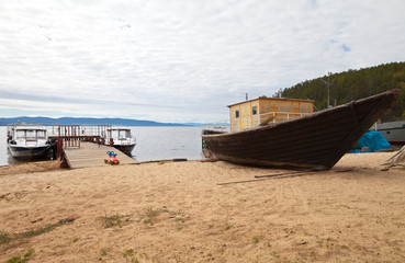 Naklejka na meble Lake Baikal. Ship quay on the shore of the Chivyrkuy Bay in the fishing village of Kurbulik