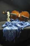 Fototapeta  - bodegón violín, estatua y fular