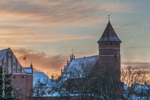 Fototapety Olsztyn  widok-zamku-w-olsztynie-w-zimowej-scenerii
