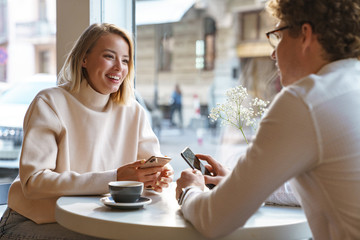 Poster - Couple sit in cafe indoors drinking coffee