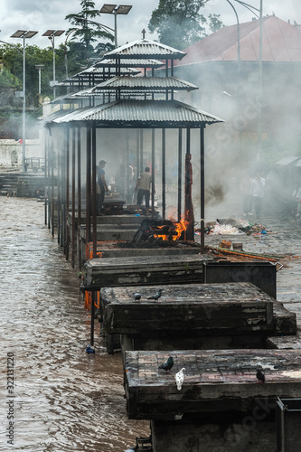 Fotografía PASHUPATINATH, NEPAL - AUGUST 13, 2018: Funeral pyres are tended for many hours