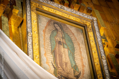 Fotografía Our Lady of Guadalupe with mexican flag in Mexico City