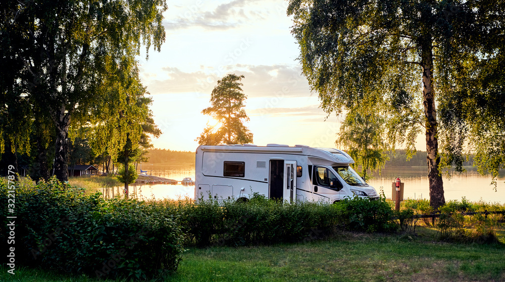 Wohnwagen Sonnenuntergang am See in Schweden Urlaub - obrazy, fototapety, plakaty 