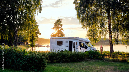 Fotografía Wohnwagen Sonnenuntergang am See in Schweden Urlaub