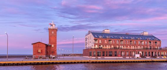 Canvas Print - Leuchtturm und Hotel in Darlowko