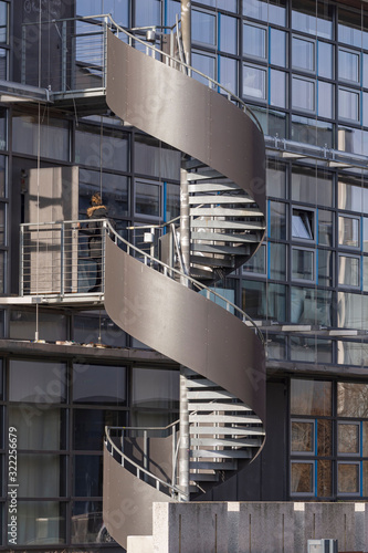 Dekoracja na wymiar  spiralne-schody-w-sloncu