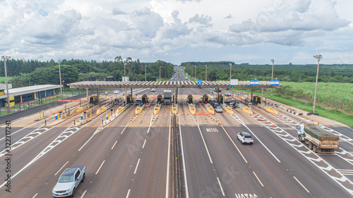 Cuadros en Lienzo Aerial image highway toll plaza and speed limit, view of automatic paying lanes, non-stop