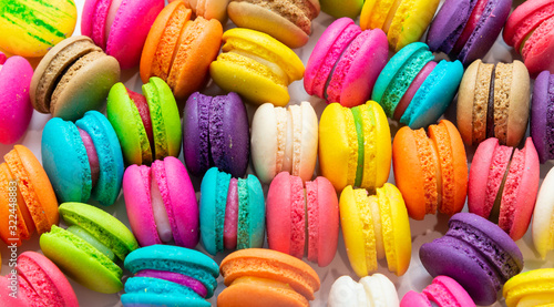 Cuadros en Lienzo A french sweet delicacy, macaroons variety closeup