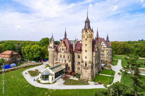 Obrazy Opole  wspanialy-zabytkowy-zamek-w-mosznej-kolo-opola-slask-polska-zbudowany-w-xvii-wieku-rozbudowany