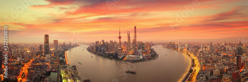 Cuadros en Lienzo Twilight shot with the Shanghai skyline and the Huangpu river