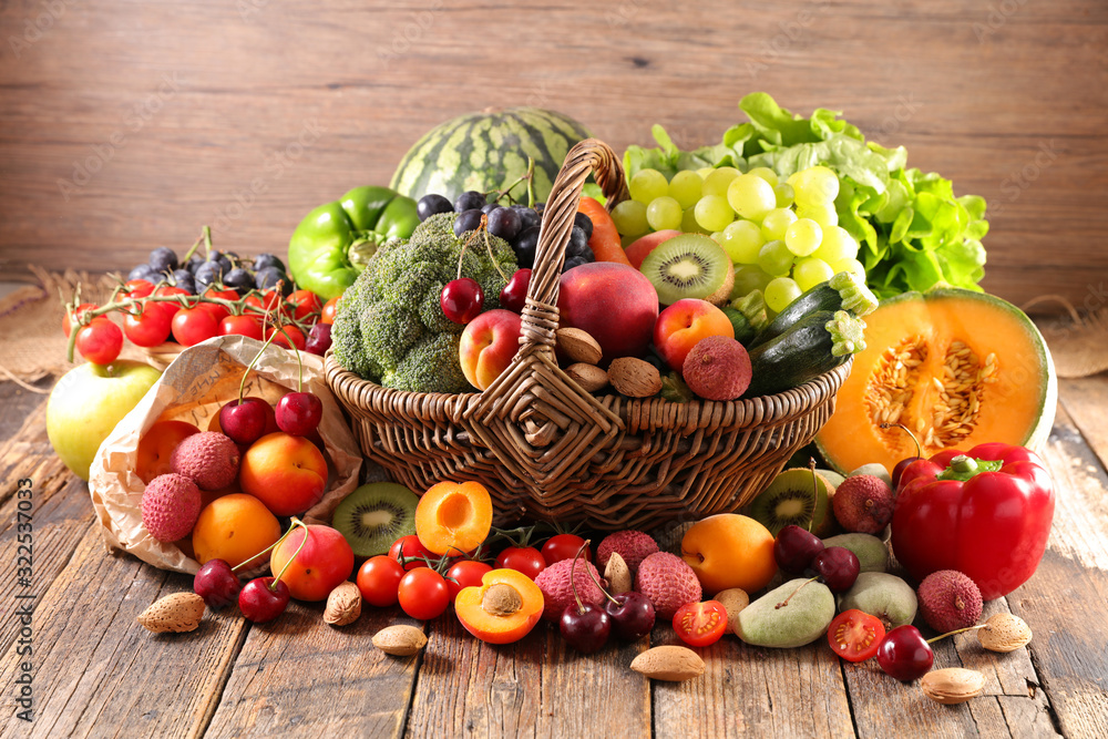 Obraz na płótnie wicker basket with fruit and vegetable w salonie