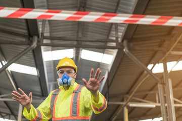 Engineer put in protective equipment and uniforms to work in the factory where the poison was leaking. And do not approach the safety rope area