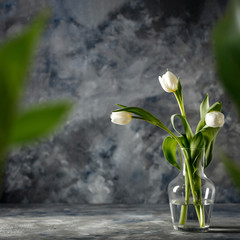 Fotomurales - Fresh spring flowers and dark mood interior 