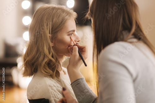 Fotografía Makeup artist work in her beauty studio
