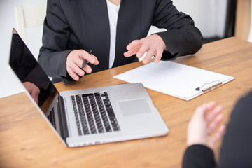 相談を受ける女性スタッフ