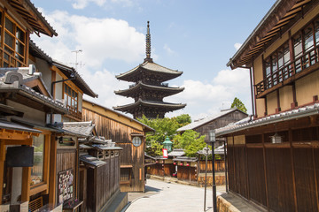 Photograph of the streets of the old district of Kyoto with the Hōkan-ji temple in the background