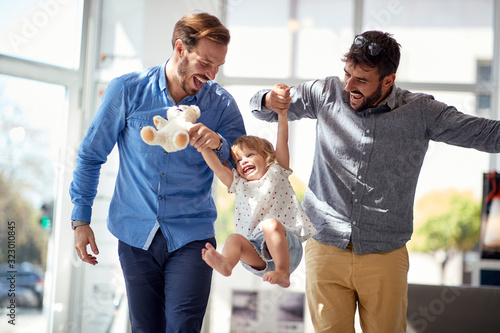 Fotomural Child girl at shopping with gay parents