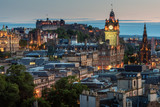 Fototapeta Miasto - Balmoral's clock tower with Edinburgh cityscape skyline and Edinburgh castle background during sunset