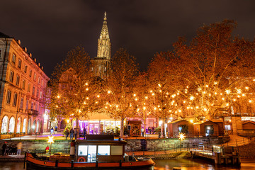 Wall Mural - Christmas Market in the city of Strasbourg, Alsace region, France