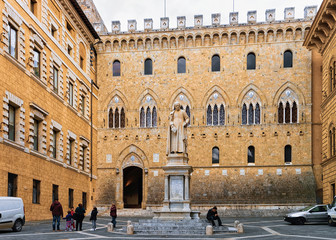 Wall Mural - People on Piazza Salimbeni Square in Siena