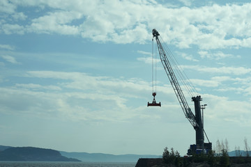 Large Sea 400 tonn cargo crane.