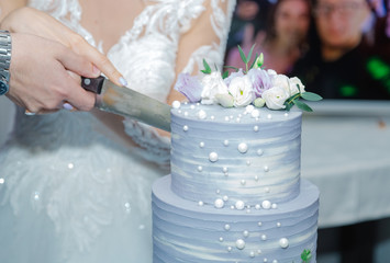 Beautiful wedding cake at a banquet on a happy wedding day.