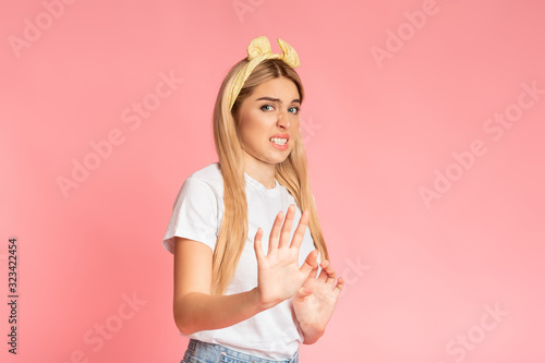 Cuadros en Lienzo Shocked teen girl with disgusted face at studio