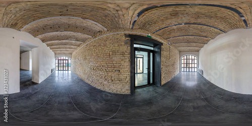 Photo empty room without furniture with big panoramic windows and brick wall