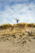 Dünenspringer – Junge springt mit Bettlaken von einer Düne