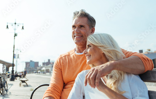 Cuadros en Lienzo Happy senior couple spending time at the beach