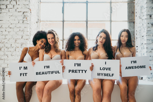 Cuadros en Lienzo Group of women with different body and ethnicity posing together to show the woman power and strength