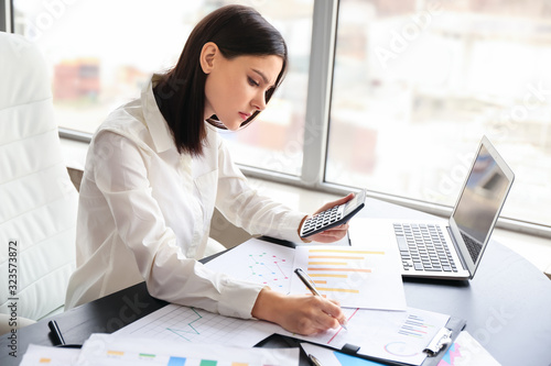 Cuadros en Lienzo Young female accountant working in office