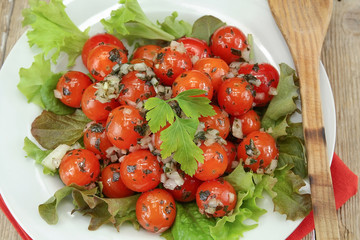 Wall Mural - salade de tomates cerises à la vinaigrette